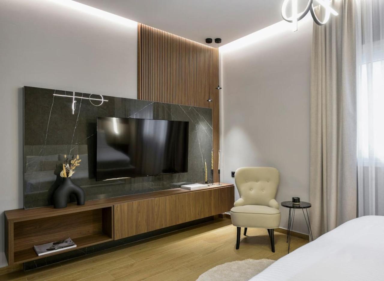 Aristotelian Virtues - Evlaveia Appartement *