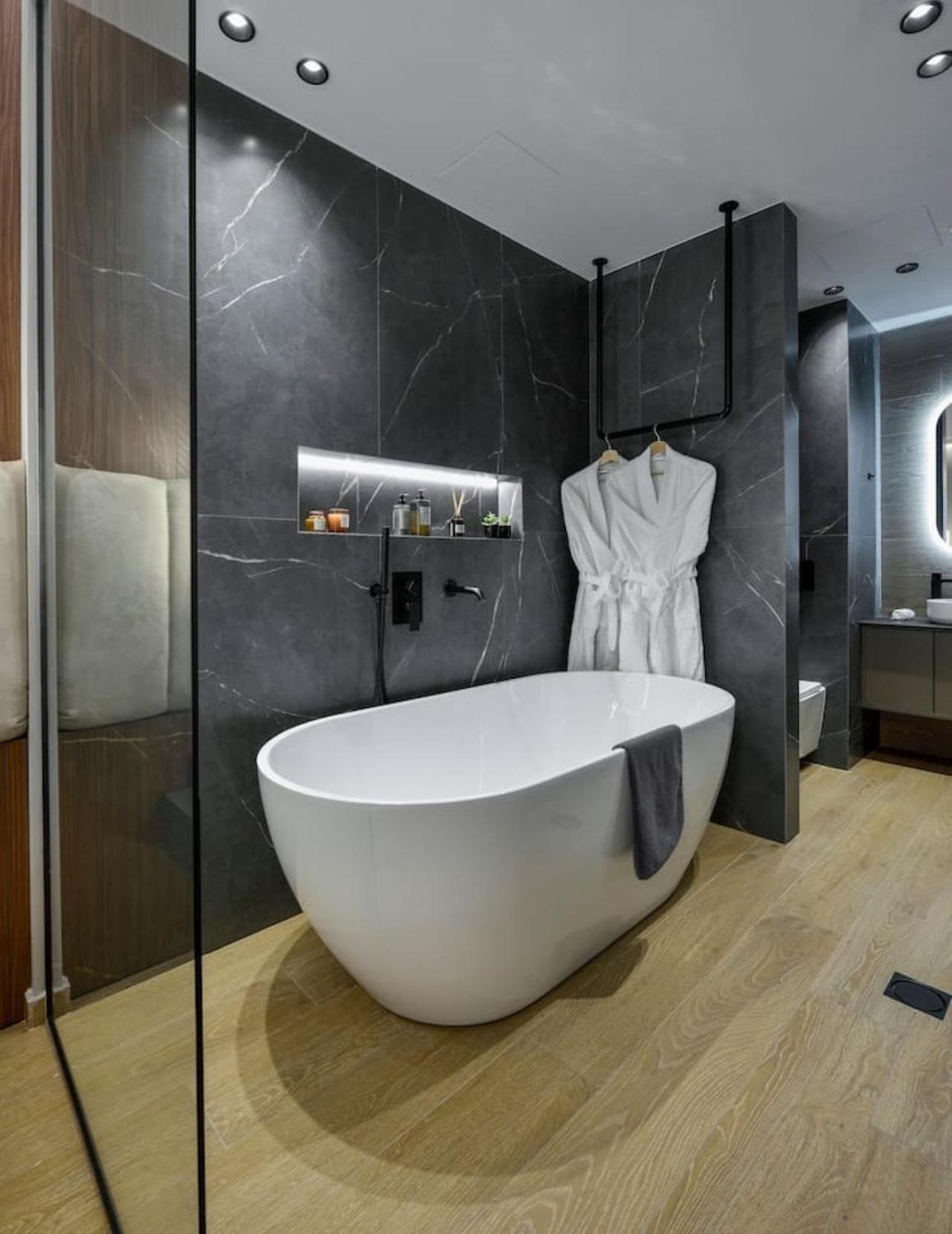 Aristotelian Virtues - Evlaveia Appartement