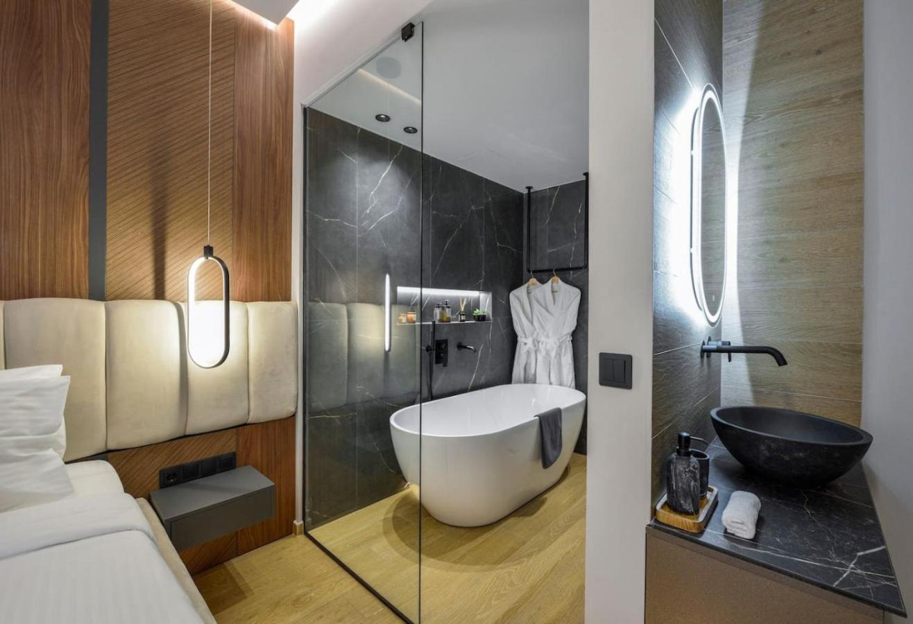 Aristotelian Virtues - Evlaveia Appartement *