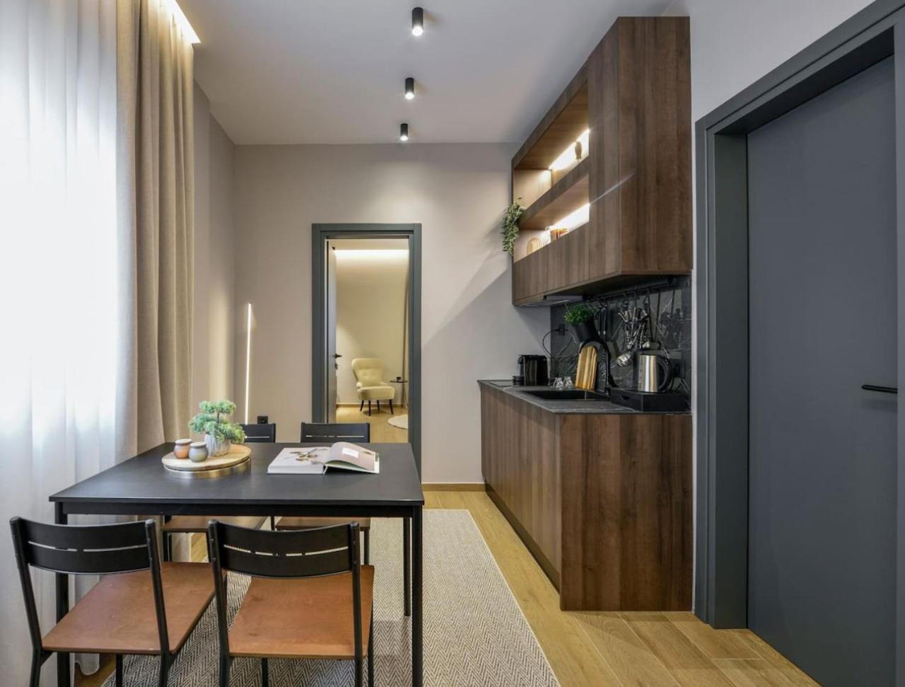 Aristotelian Virtues - Evlaveia Appartement *