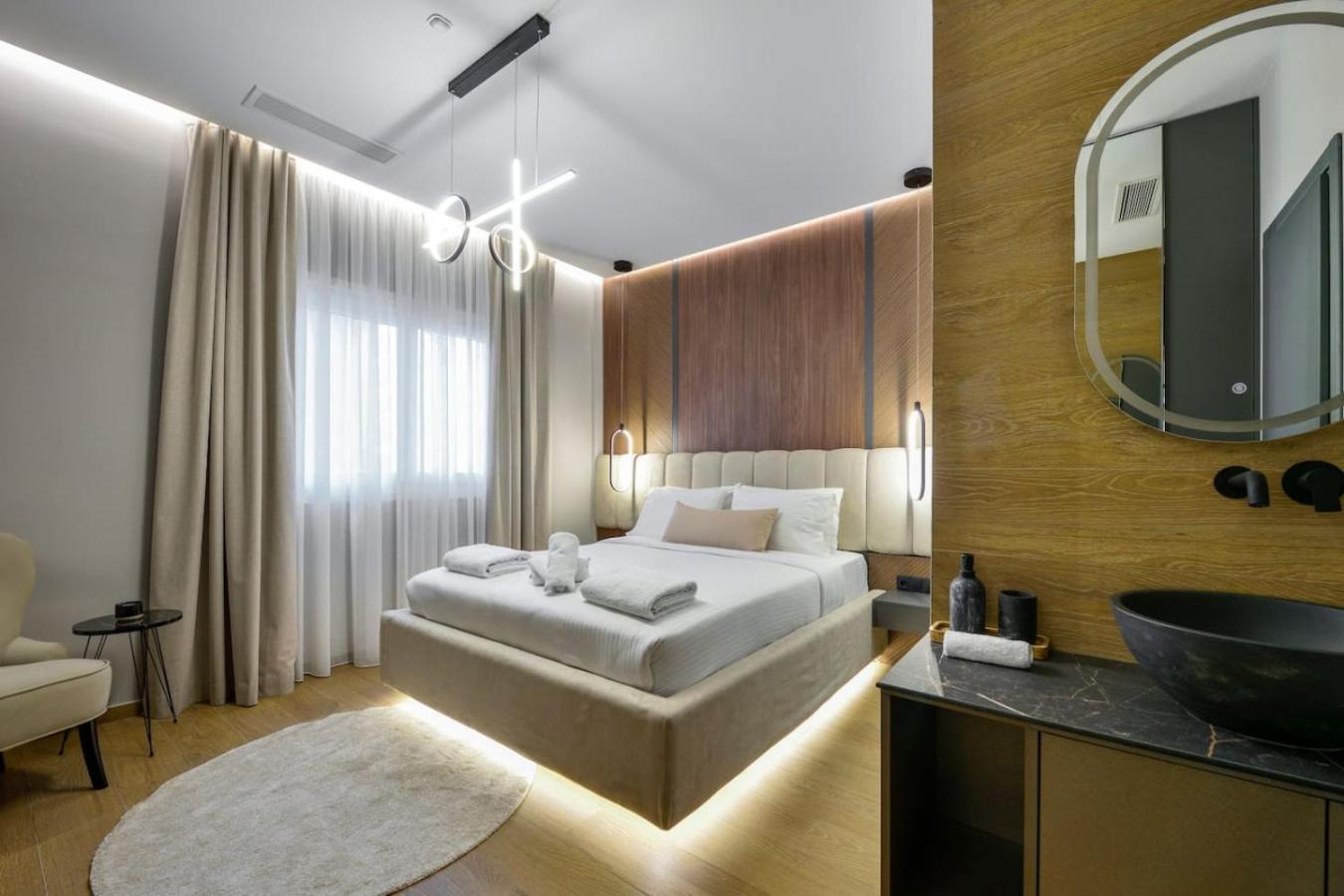 Aristotelian Virtues - Evlaveia Appartement *